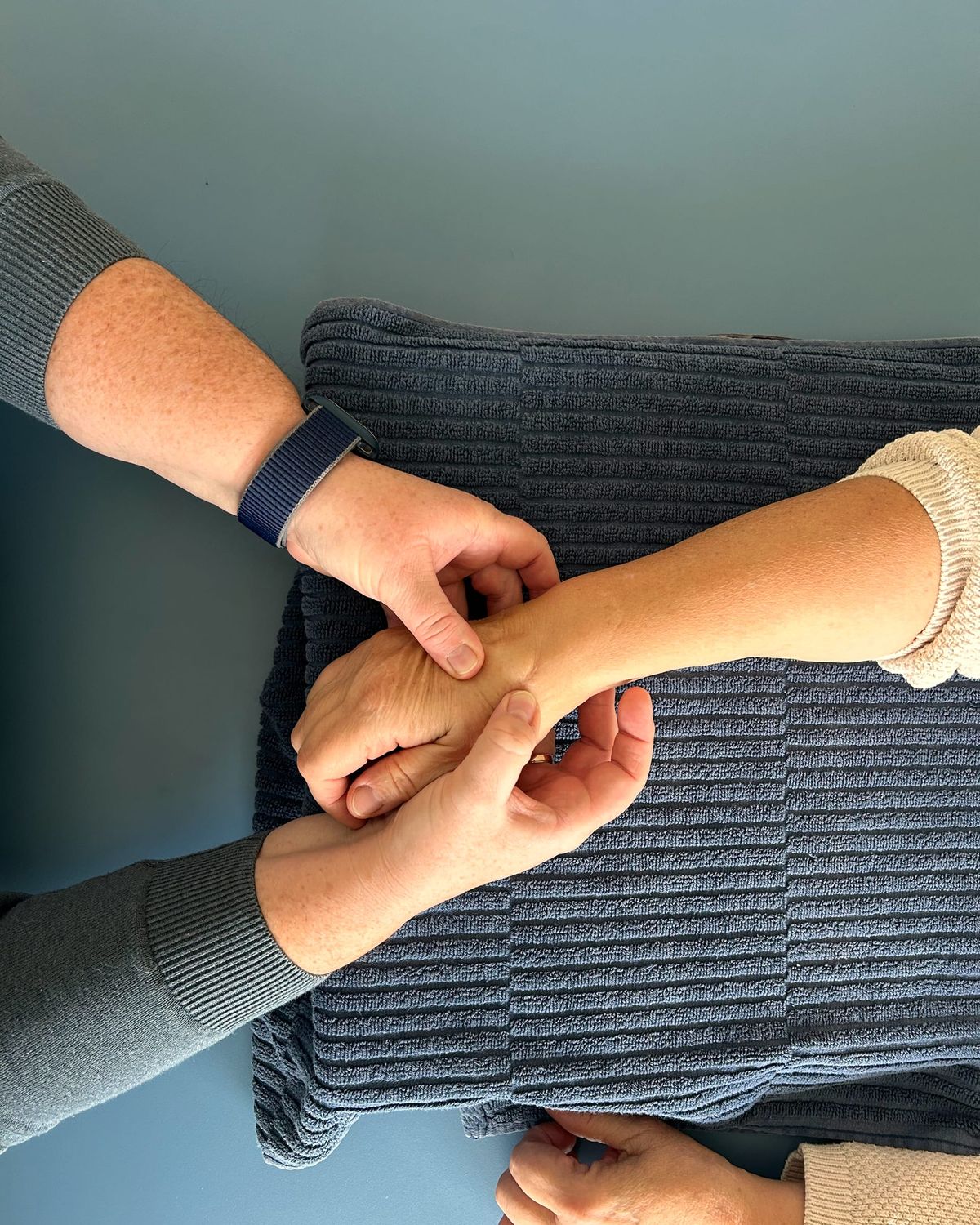 Ergotherapeutin mobilisiert ein Handgelenk