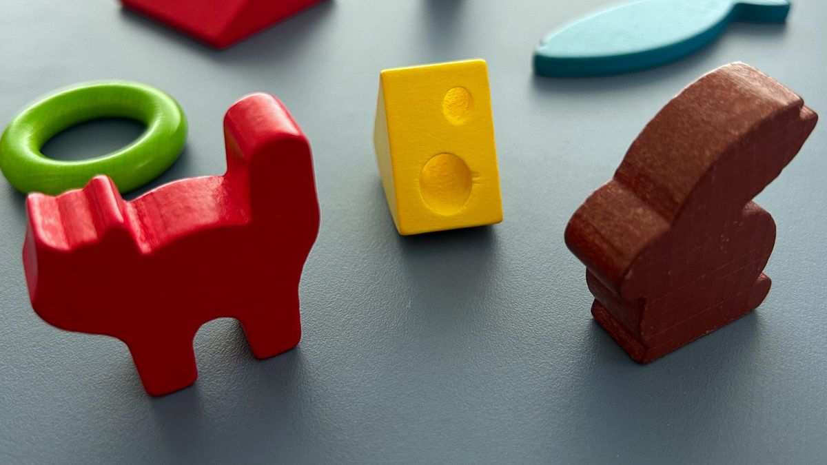 Bunte Holzfiguren für die Arbeit mit Kindern