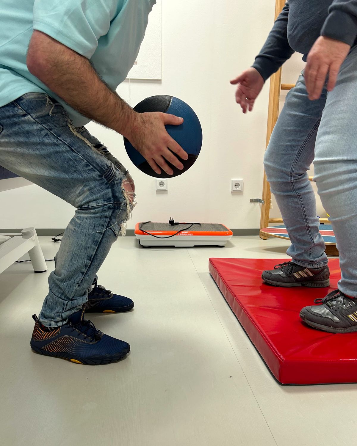 Übung mit dem Medizinball im Bewegungsraum
