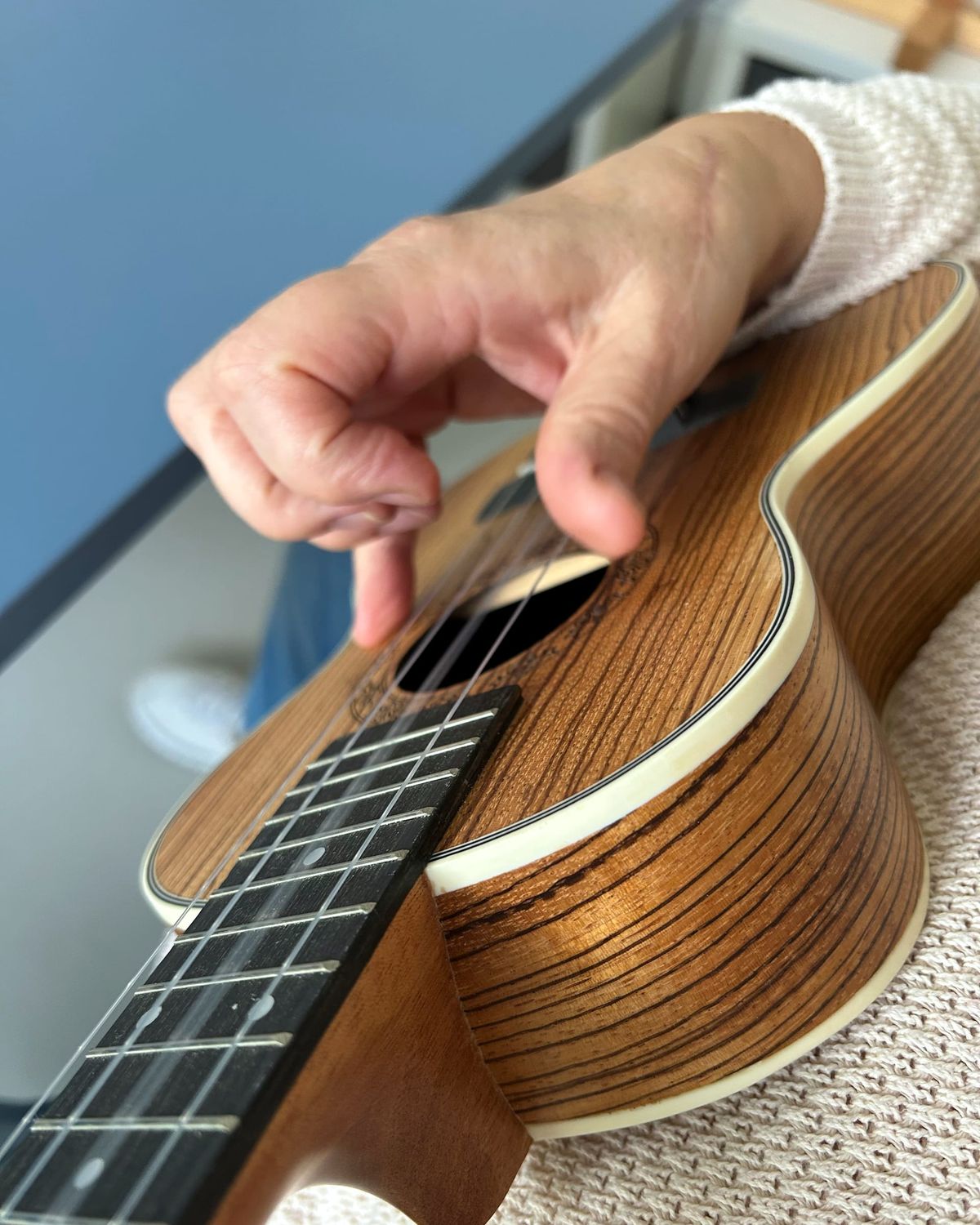 Hand spielt Ukulele