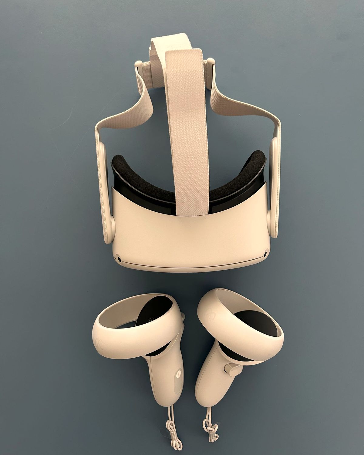 VR-Brille mit zwei Controllern für die Therapie