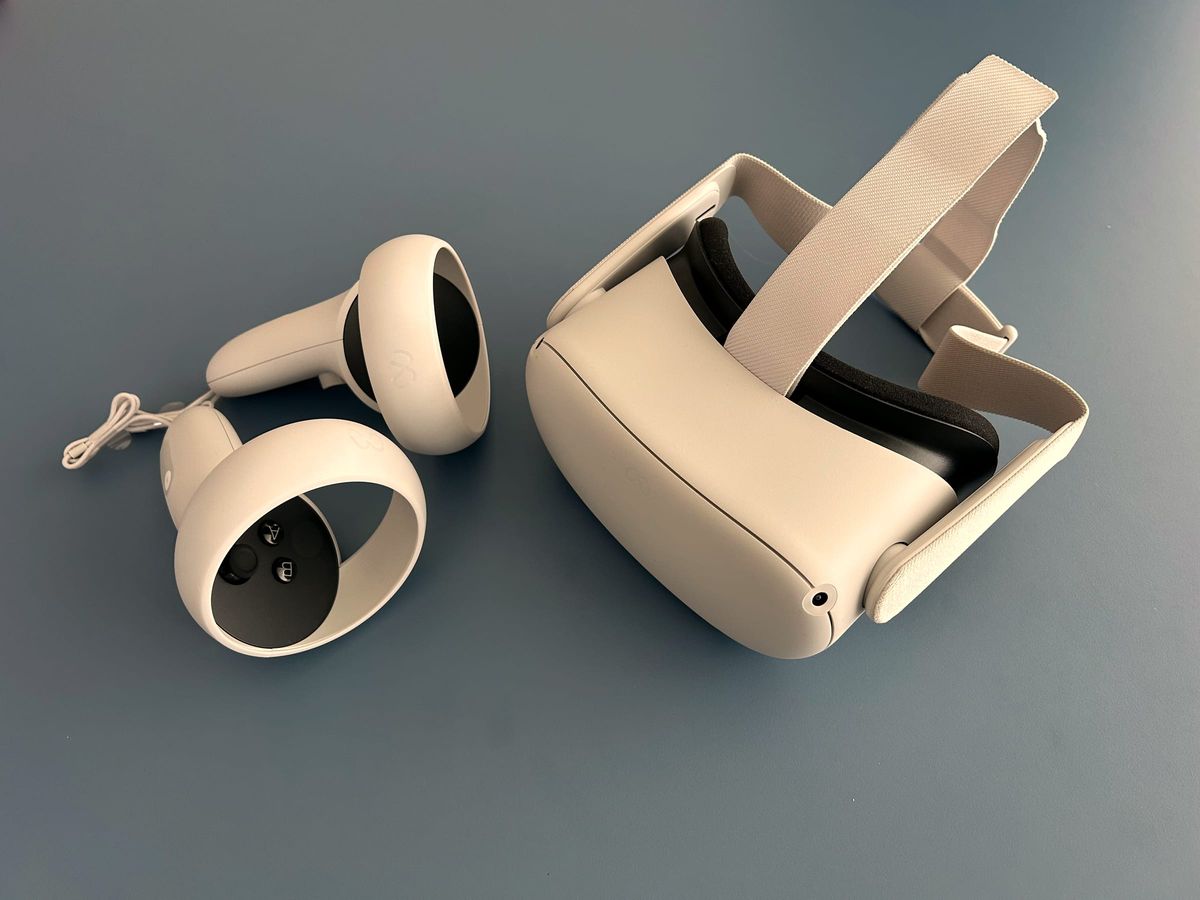 VR-Brille mit Controllern für Bewegungsübungen
