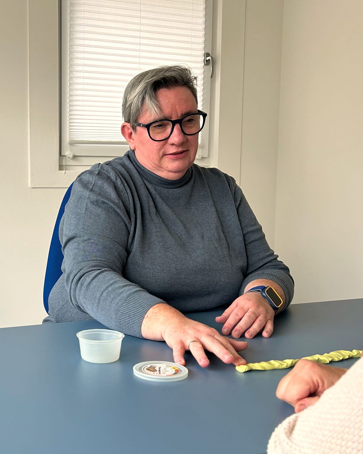 Susanne Aigner bei einer Übung mit Therapieknete