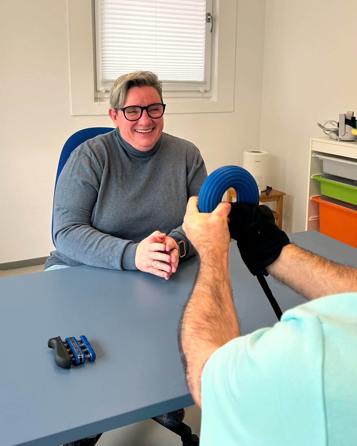 Susanne Aigner bei einer Übung mit dem Flexbar