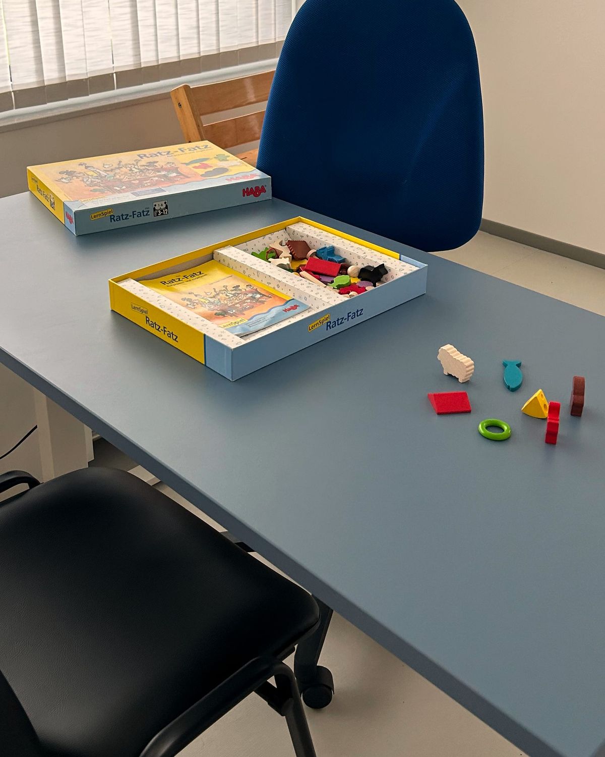 Ausgebreitetes Kinderspiel auf dem Therapietisch